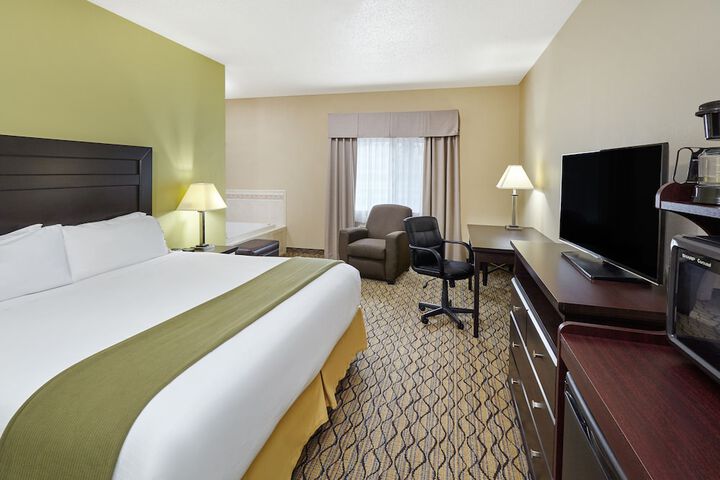 Holiday Inn Express & Suites Chicago-Libertyville by IHG
