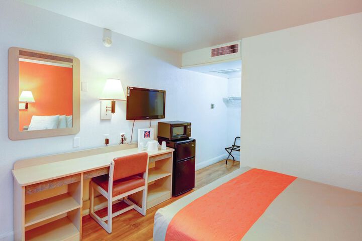 Room 32 of 49
