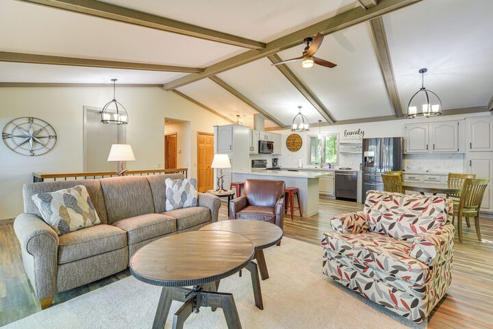 Spacious Luxury Cabin w / Deck & Dock on Bone Lake