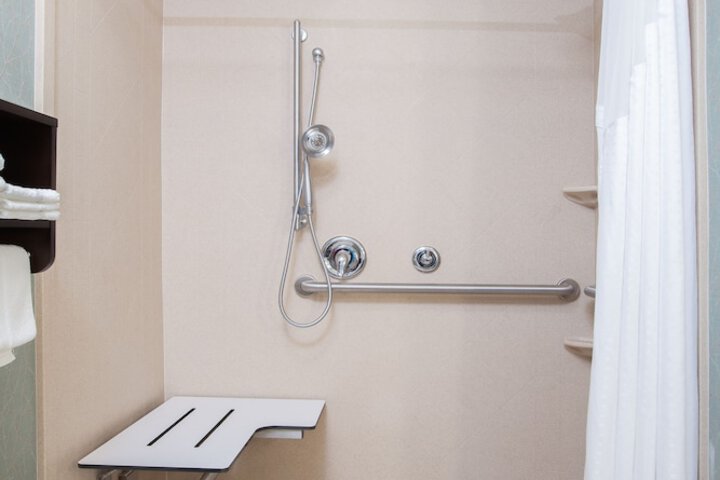 Holiday Inn Express & Suites Eureka by IHG