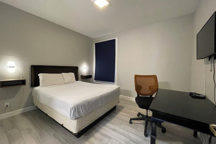 Room 12 of 16