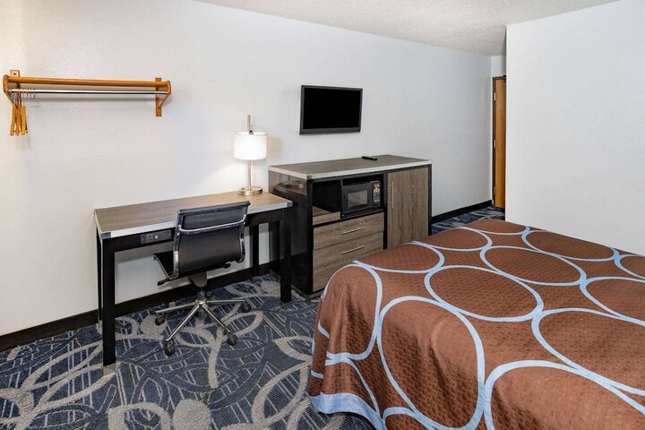 Room 6 of 15