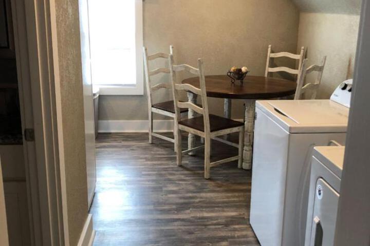 Spacious Rustic Downtown Market St. 1 Bedroom Apt Sleeps Up to 5, Steps to Honeywell & Eagles Theatre