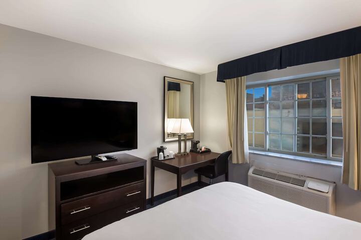 Room 8 of 32
