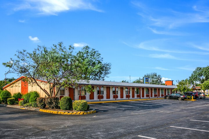Hotel 5 of 50
