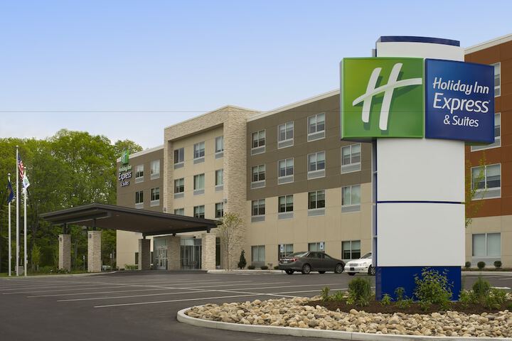 Holiday Inn Express & Suites Altoona by IHG