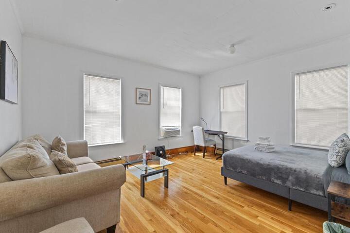 17-19Cozy & Spacious 6BR home in Malden with window AC and free parking