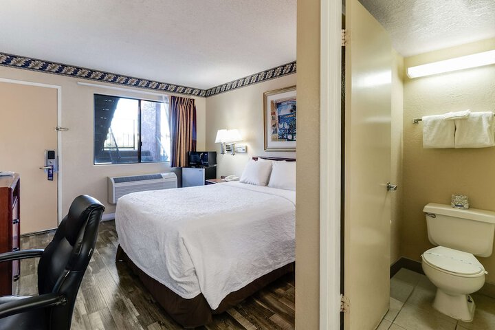 Room 25 of 28