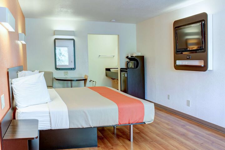 Room 12 of 33