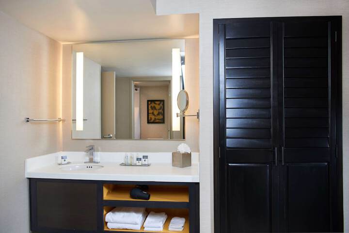 DoubleTree by Hilton Fresno Convention Center