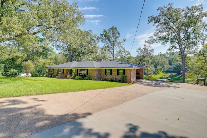 Lakefront Retreat in Jefferson w / Screened Porch!