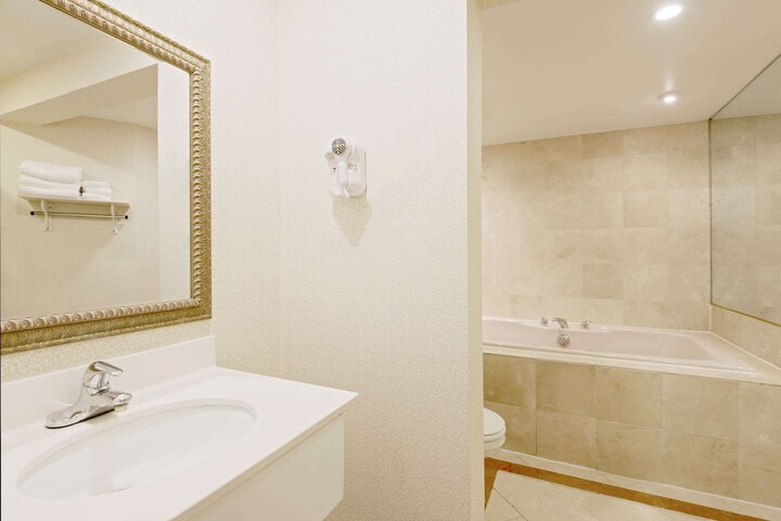Super 8 by Wyndham Sturbridge