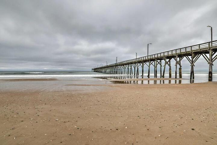 Oceanfront Topsail Beach Retreat - Steps to Shore!