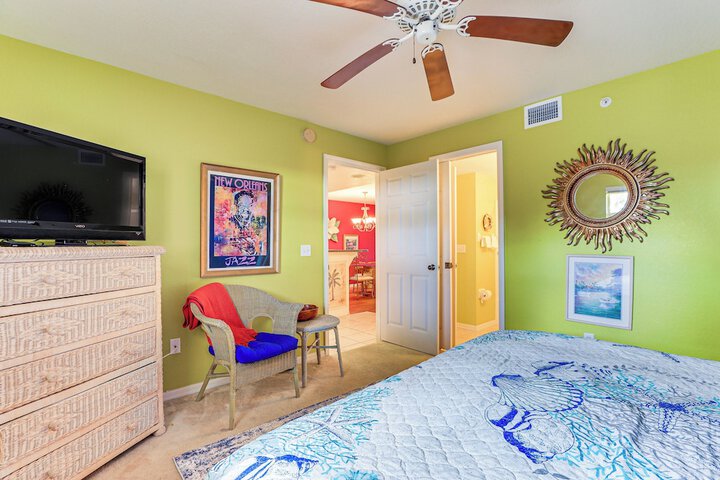 8 Mi to Beach w / Pool Access: Englewood Condo!