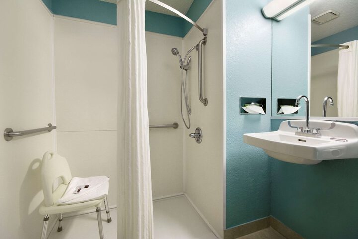 Room 4 of 12