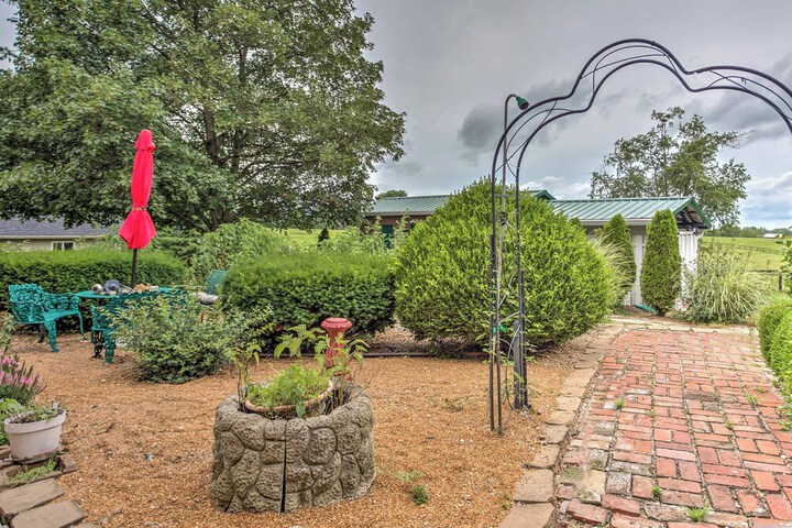 Large & Private Guest House Apt w / Patio + Views!