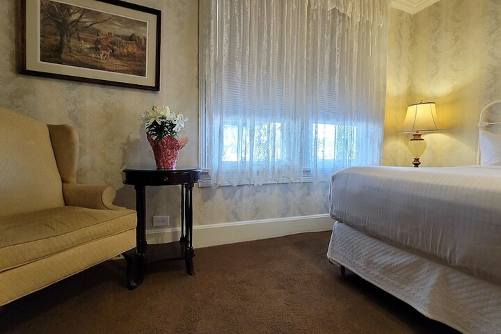 Room 27 of 104