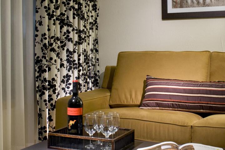 Lounge 32 of 42