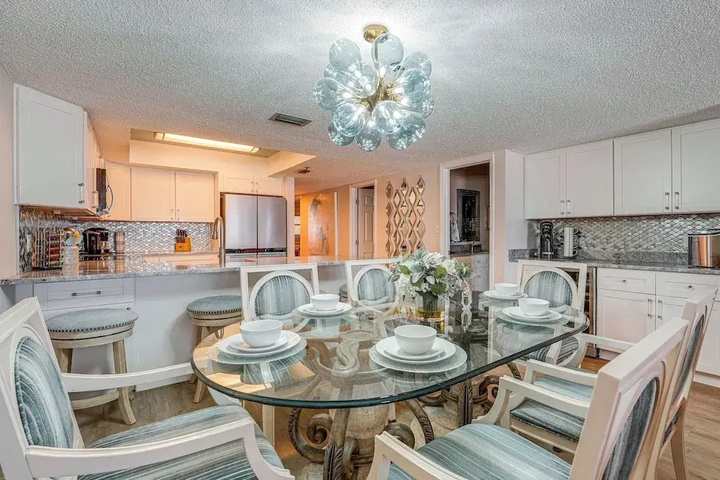 Beachfront Redington Shores Condo w / Pool!