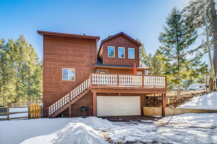 Woodland Park Chalet w / Deck Grill & Mtn Views!