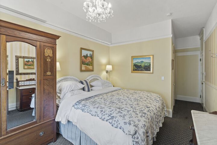 Room 9 of 38