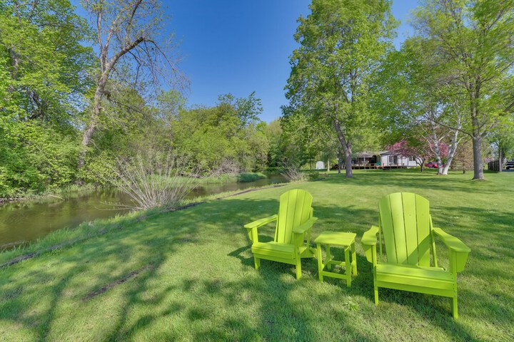 Home Rental on Detroit Lake: Dock Game Room!
