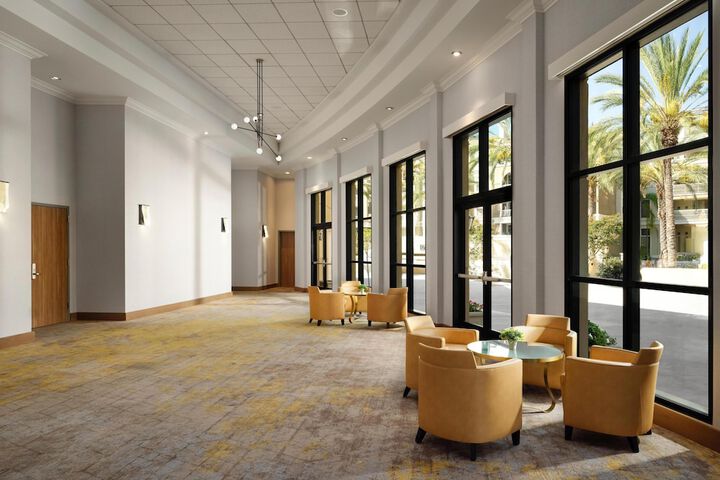 Hotel Zessa Orange County Airport a DoubleTree by Hilton