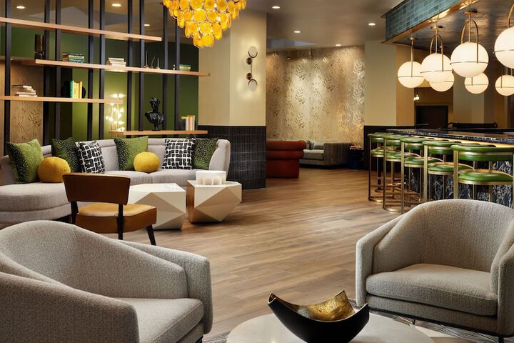 Lounge 58 of 76