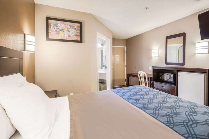 Room 25 of 28