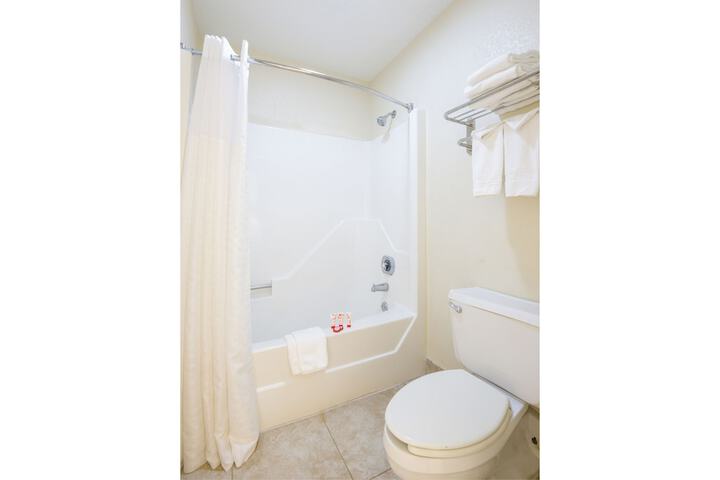 Travelers Inn & Suites Forest City