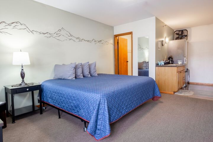 Room 9 of 18