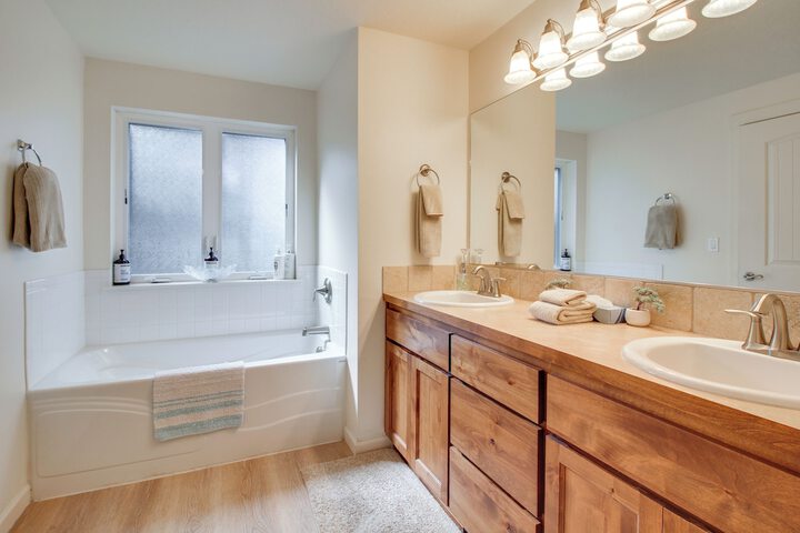 Spacious Bandon Getaway - 2 Blocks to Ocean!