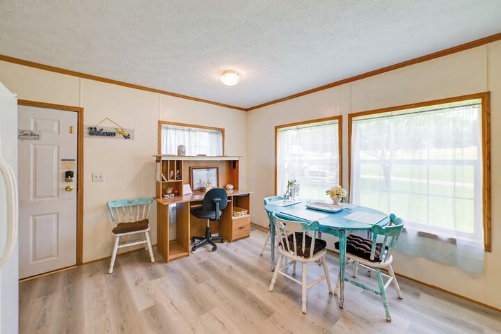 Warm & Inviting Family Home - 2 Mi to Golf Course!