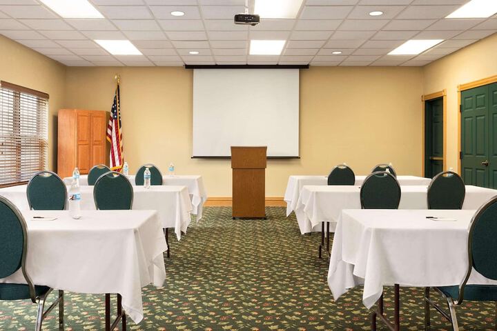 Country Inn & Suites by Radisson Salina, KS