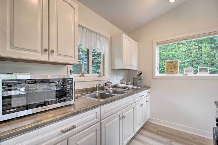 Airy & Bright Hideaway Near Smugglers Notch!