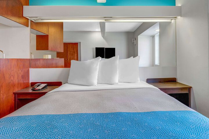 Room 13 of 38