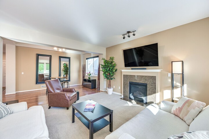 Spacious Kent Home Near Seatac Airport w / Patio