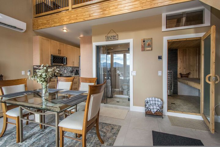 Poolside ADU w Sauna Free Tix Tiki Bar Retreat