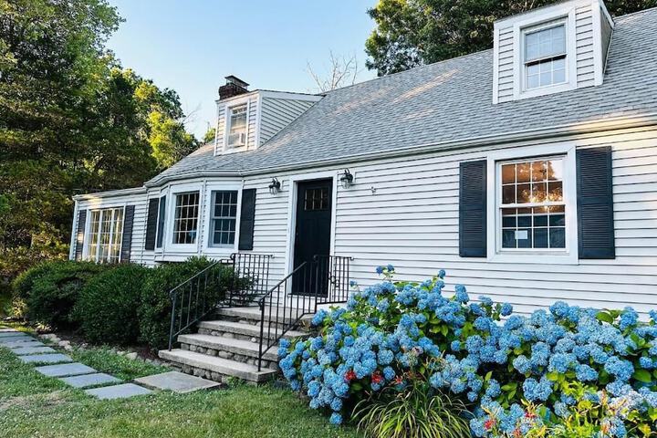 Family Cottage with 4 King Beds