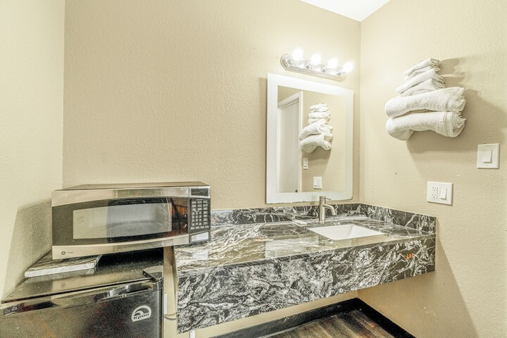 Regency Inn by OYO Rockdale TX