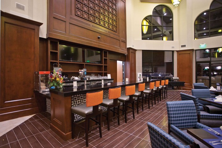 Lounge 53 of 63