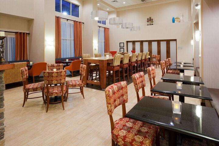 Hampton Inn & Suites Minot Airport