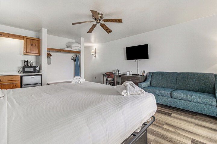 Snyders Shoreline Inn