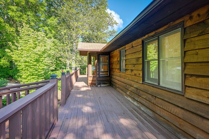 Cullowhee Mountain Retreat w / Deck and Fire Pit!