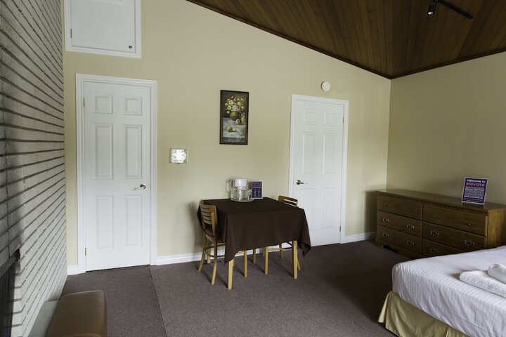 Room 8 of 12