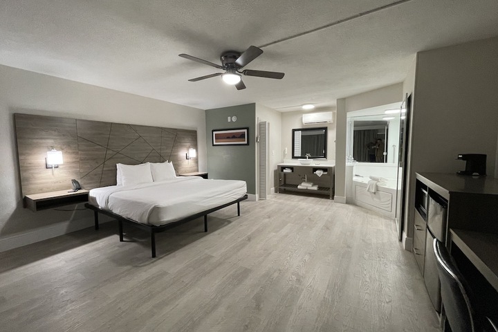 Room 35 of 77