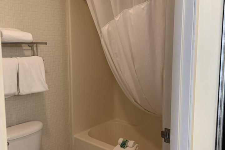 Room 10 of 32
