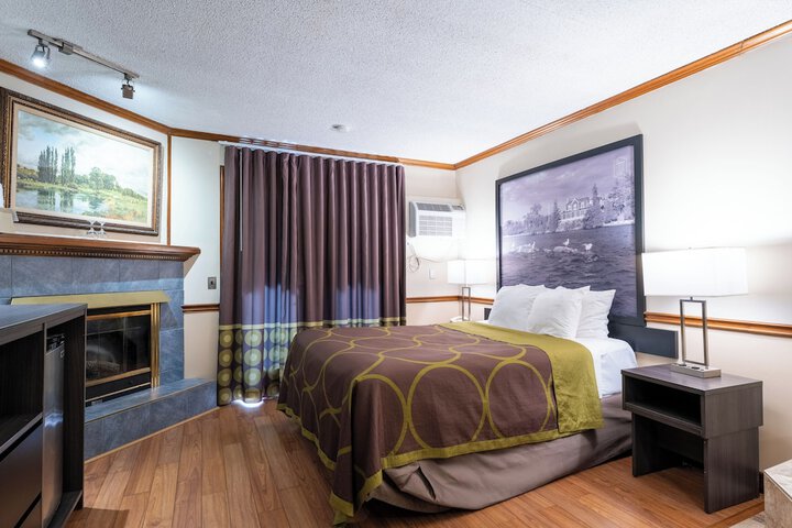 Super 8 by Wyndham Gananoque / Country Squire Resort