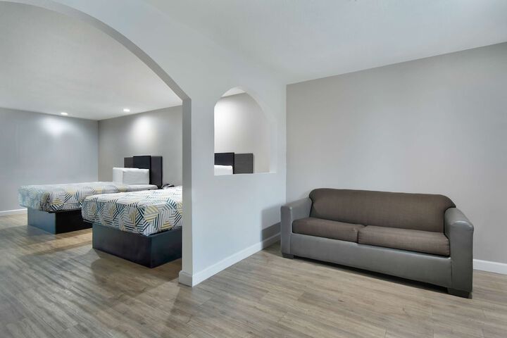 Room 10 of 28