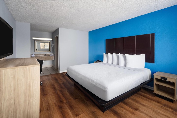 Super 8 by Wyndham Portsmouth - Norfolk